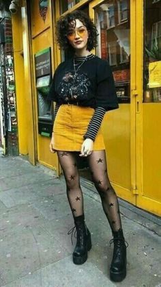 Pretty Punk, Look Grunge, Graduation Dresses, Yellow Skirt, Hipster Outfits, Rock Punk, Punk Outfits