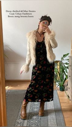 Pheobe Buffay Winter Outfit, Phoebe Buffay Dresses, Phoebe Buffay Style Outfits, Phoebe Buffay Whimsigoth, Phoebe Buffay Winter Outfits, Phoebe Buffay Dress, Penny Lane Outfit Aesthetic, Phoebe Buffet Aesthetic, Pheobe Buffet Outfits