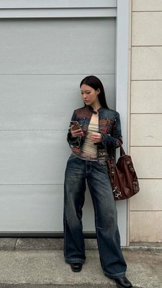 Streetwear Outfit Fall, Brooklyn Winter Outfits, The Marias Aesthetic Outfit, Drivers Licence Photo Outfit, Denim Moto Jacket Outfit, 70s Vibe Outfits, Low Rise Outfit Ideas, Montreal Outfits Fall, Street Wear Women Outfits