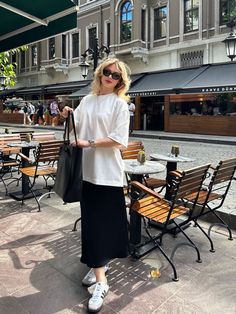 Black Midi Skirt with T-shirt and Adidas Samba Rok Outfit, Everyday Fashion Outfits, Casual Day Outfits