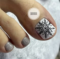 Snowflake Toes Nails, Winter Pedicure 2024, Toe Nails Ideas Christmas, Pedicure Designs Toenails Christmas, Christmas Toenails 2023, Winter Toe Designs, Christmas Pedicure Colors, Snowflake Pedicure Designs, Easy Christmas Toe Nail Designs