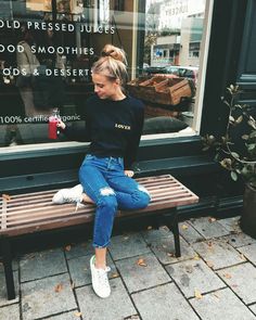 Pinterest: Nuggwifee Jeans And Graphic Tee Outfit, Graphic Tee Outfit, Mode Tips, Mode Inspo, Tee Outfit, Outfit Goals, Looks Style, Mode Inspiration, Outfits Casuales