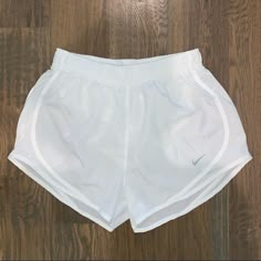 White Nike Tempo Brief-Lined Running Shorts! Never Worn & In Great Condition. Summer Running Shorts, Shorts For Sports, Nike Items, White Athletic Shorts, Nike Sweat Shorts, Nike Stuff, White Nike Shorts, Belly Shirts, Nike Tempo