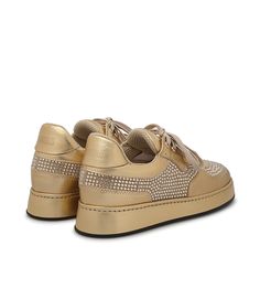 Impreziosite da brillanti strass, le nostre sneakers catturano lo sguardo grazie al design glamour e femminile. Sono realizzate in Italia in nappa dorata e pelle scamosciata beige e presentano una punta arrotondata, lacci in tessuto, fodera in mesh, logo sulla patch posteriore e suola in gomma. Shoes Names, Visa Card, Feminine Design, Tan Suede, Suede Sneakers, Nappa Leather, Derby, Rubber Sole, Mesh