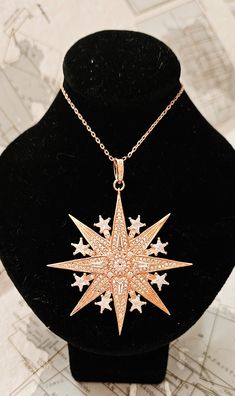 Colgante de estrella, incluye cadena, en plata de ley 925 color oro rosa. NO CAMBIA DE COLOR NUNCA. Rose Gold Star Jewelry For Parties, Rose Gold Star-shaped Party Jewelry, 15 Aug, Pendant Necklaces, Jewelry Necklace Pendant, Beauty Book, Spain, Birthday Gifts, Jewelry Necklaces