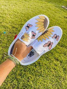 Shoe Painting Ideas Vans, Butterfly Vans, Shoe Painting Ideas, Embroidered Shoes Converse, Vans Checkerboard Slip On, Sunflower Vans, Shoe Business, Shoe Painting, Butterfly Sunflower