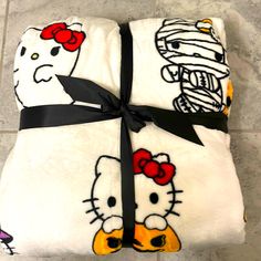 Halloween Hello Kitty Blanket. Size If Full/Queen 90x90. Sanrio Bedding, Hello Kitty Orange, Sarah Core, Pumpkin Mummy, Hello Kitty Holiday, Sanrio Core, Halloween Hello Kitty, Hello Kitty Bedroom, Wolf Cuts