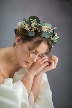 Greenery eucalyptus and baby's breath bridal headband  It's made of preserved eucalyptus leaves (populus) and baby's breath (natural white - ivory tones) and other material used for arranging. Fragile natural material. It can fall gently. It's not a fault of the product..  When stored in dry and dark place, our products last 10-15 years. We can also make you other matching accessories. Please message me for more information. :) ---------------------------------------------------------------- SHI Boho Wedding Summer, Romantic Bridal Hair, Preserved Eucalyptus, Feuille Eucalyptus, Hair Wreaths, Eucalyptus Wedding, Wedding Boho, Wedding Summer, Boho Headband