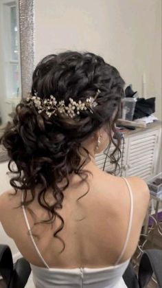 Prom Hairstyles For Ball Gowns, Quinceanera Hairstyles Low Bun, Damas Hairstyles For Quince Simple, Simple Quince Hairstyles, Quinceanera Hairstyles Short, Graduation Hairstyles For Short Hair, Debutante Hairstyles, Curly Hair Updo Wedding, Prom Things