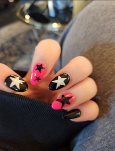 Star Nails Pink And Black, Black And Hot Pink Nails Ideas, Pink Nails With Black Stars, Nails Inspiration Pink And Black, Black And Pink Nails Simple, Black And Pink Star Nails, Music Themed Nails, Hot Pink Star Nails, Avril Lavigne Nails