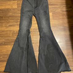 Adorable Bought Brand New Off Free People . I’ve Gained Some Weight And They No Longer Fit . Only Worn A Few Times Bundle For Best Deals Reasonable Offers Always Welcome Hippie , 70’s , Vintage Flare Jeans Outfit, Jeans Free People, Free People Jeans, Jeans Outfit, On Air, Jean Outfits, Flare Jeans, Float, Black Jeans