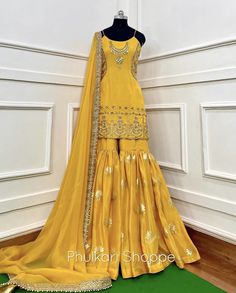 Pakistani Sharara, Sharara Suits, Indian Fashion Trends, Casual Indian Fashion, Fancy Dresses Long, Simple Pakistani Dresses, Bridal Dress Design