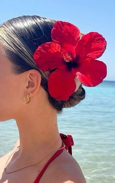 Hibiscus Flower In Hair Aesthetic, Beach Aesthetic Hair, Hibiscus Flower Outfit, Flower In Hair Aesthetic, Red Beach Outfit, Flowers In Hair Aesthetic, Hibiscus Flower Aesthetic, Summer Insta Pics, Red Hibiscus