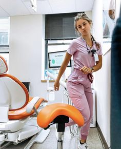 Orthodontist Assistant Aesthetic, Dental Assistant Scrubs Fashion, Dentist Outfit Female, Hairstyles For Dental Assistants, Dental Assistant Outfits, Dental Hygiene School Aesthetic, Orthodontist Aesthetic, Medical Scrubs Aesthetic, How To Style Scrubs