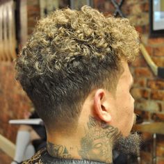 Curly Hair + Taper Fade Curly Haircut 3b, Short Curly Haircut, Curly Hair Taper, 60s Hairstyles, Popular Mens Haircuts, Curly Haircut, Popular Mens Hairstyles, Low Fade, Spiky Hair