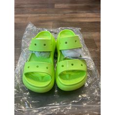 Crocs Women’s Classic Crush Platform Slide Sandals Size 8m W10 Nwt Acid Green Brand New With The Tags Features: Sandal Size: Womens 10 Condition: Pre-Owned Good Crocs With Charms, Crocs Green, Yellow Crocs, Crocs Baya, Crocs Women, Platform Slide Sandals, Shoes Crocs, Vintage Chanel Handbags, Plain White Tee