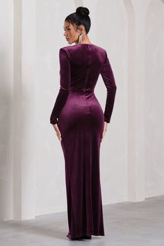 Spice things up this party season in our latest long-sleeved maxi Vin Chaud. Crafted in a premium purple velvet, this floor-sweeper boasts a timeless, sophisticated silhouette made for maximum impact. Featuring a contemporary plunge neckline and twisted knot detail, Vin Chaud is finished with a daring high-leg split. Features - Premium stretch velvet- Wired plunge neckline- Long-sleeved- Shoulder padding - Invisible zip closure - Twisted knot detail - High-leg split- Maxi length Sizing & Fit Model is 5'8" and wears UK size 8 / US size 4 Product Information Designed exclusively by Club L London Partially lined with good stretchPremium velvet in Port (92% Polyester, 8% Elastane)157cm total lengthSKU: CL128789101 Velvet Prom Dress, Leg Split, Black Dress Prom, Black Tie Gala, Split Maxi Dress, Christmas Party Dress, Bridesmaid Outfit, Black Velvet Dress, Plunge Neckline