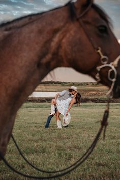 instagram.com/jordynklingphotography Country Family Photography, Couple Horse Photography, Cowgirl With Horse, Horse Engagement Photos, Cowboy Engagement, Horse Wedding Photos, Western Family Photos, Western Engagement Pictures, Horse Shoot