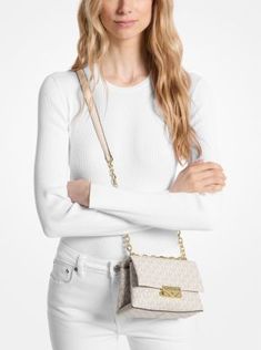 One bag, many occasions: the Signature-print Cece defines everyday sophistication. Designed in a fold-over silhouette with gleaming hardware and a lock-and-key detail, it’s sized to hold all your daily essentials. Sac Michael Kors, Chain Crossbody Bag, Small Crossbody Bag, Handbags Michael Kors, Chain Shoulder Bag, Leather Chain, Metallic Leather, New York Yankees, Michael Kors Jet Set