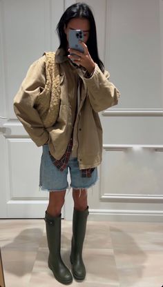 Outfits Fall 2024 Aesthetic, Utility Jackets For Women, Aesthetic Rain Jacket, Tan Corduroy Jacket Outfit, Canvas Jacket Outfit, Tan Cowboy Boots Outfit, Rain Outfit Aesthetic, Barn Jacket Outfits, Rain Jacket Outfit