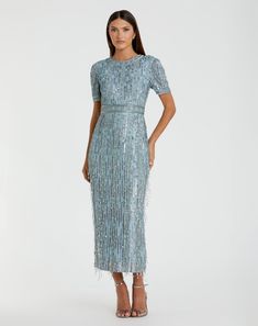 Mejora tu look de noche con nuestro vestido de fiesta con escote alto, manga corta y flecos de cristal. La tela adornada brilla bajo las luces, mientras que el escote alto y la silueta de columna crean una silueta sofisticada. Los flecos de cristal añaden un toque extra de glamour para un conjunto realmente impresionante.



 Mac Duggal

 Tejido adornado a mano (100% poliéster)

 Totalmente forrado

 Escote alto




 Manga corta




 Detalle de cuentas en la cintura

 Ventilación trasera desliz Glamorous Formal Evening Dress With Beaded Fringe, Glamorous Evening Dress With Beaded Fringe For Formal Occasions, Glamorous Beaded Fringe Evening Dress For Formal Events, Fitted Beaded Fringe Evening Dress For Gala, Formal Beaded Fringe Dress For Party Season, Elegant Evening Dress With Rhinestone Fringe, Elegant Evening Dress With Rhinestone Fringe For Gala, Elegant Rhinestone Fringe Evening Dress For Gala, Evening Floor-length Dress With Beaded Fringe