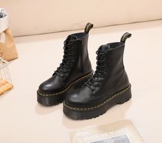 Boots Thick, Shoes Basketball, Shoe Inspo, Best Running Shoes, Street Trends, Dr Martens Shoes, Soccer Shoes, Thick Heels