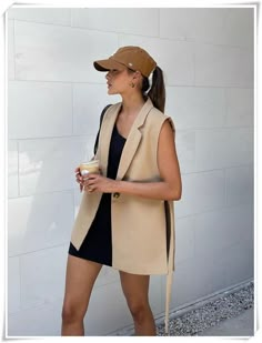 Sleeveless Blazer Outfit, Vest Outfits For Women, Ladies Vest, Khaki Coat, Blazer Outfits Casual, Coat Autumn, Outwear Women, Button Blouse, Elegante Casual