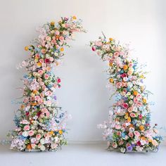 an arch made out of flowers is shown