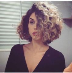 Curly Bob Side Part, Good Curly Hair, Bob Side Part, Curly Cuts, Curly Hair Hairstyles, Wavy Bob, Character Aesthetics, Curly Hair Women