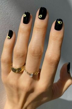 20 Simple and Spooky Halloween Nails - Wonder Forest Manicure Inspiration Short Nails, Black Dip Nails With Design, Nail Eye Design, Black Nails With Colorful Design, Natural Nails Manicure Design, Marceline Nails, Edgy Short Nails, Simple Edgy Nails, Grunge Nails Short