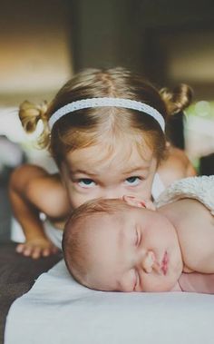 Newborn Family Pictures, Newborn Sibling, Sibling Pictures, Foto Newborn, Newborn Photography Boy, Baby Fotografie, Newborn Family Photos, Sibling Photography, Sibling Photos