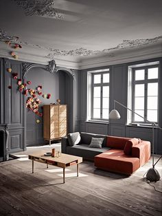 an image of a living room with furniture and decor on the walls, in french