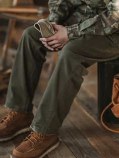 These chinos are perfect for taking on the day and whatever it throws at you. Inspired by Military Pants and casual basics that combines military and nostalgia. Cut from a cotton twill, a loose fit guarantees movement with ease. Button pockets keep all your belongings safe.