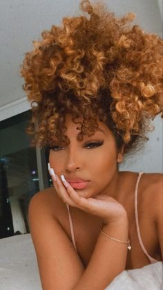 Romantic Waves, Cheveux Oranges, Dyed Curly Hair, Highlights Curly Hair, Hairstyles 2024, Colored Curly Hair, Dyed Natural Hair, Beautiful Curly Hair, Black Curly Hair