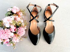 ❣ PRODUCT DESCRIPTION Step into timeless elegance with our classic yet contemporary black leather flats, designed to elevate any outfit effortlessly. Whether you're heading to the office, attending a formal event, or simply enjoying a night out, these shoes are the epitome of versatility, seamlessly transitioning from day to night with grace. Crafted from high-quality leather, our pumps boast durability, suppleness, and a luxurious feel. The premium leather construction ensures long-lasting wear Pointed Ballet Flats, Closed Toe Sandals, Black Leather Flats, Original Bags, Toe Sandals, Rubber Heels, Leather Flats, Ballerinas, Womens Heels