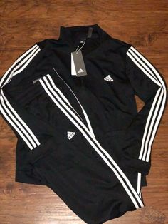 Baseball Jacket Outfit, Adidas Set, Look Adidas, Adidas Tracksuit, Women's Overalls, Sporty Design, Cooler Look, Adidas Outfit, Tracksuit Set