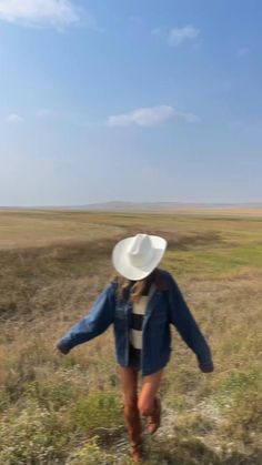 Montana Outfit Aesthetic, Cute Casual Cowgirl Outfits, Montana Photo Ideas, Coastal Cowgirl Style Outfits, Montana Cowgirl Aesthetic, Summer Aspen Outfits, Cowgirl Boot Photoshoot, Montana Outfits Spring, Wyoming Aesthetic Outfits