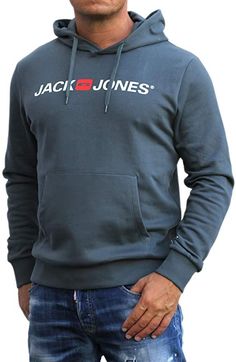 Ein unkomplizierter Style, der jeden Tag getragen werden kann - das bietet JACK & JONES mit diesem Basic-Sweater. Der Pulli aus weichem Sweatstoff punktet mit lässigem Lableprint auf der Vorderseite, Logos