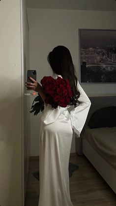 Red Rose Bouquet Aesthetic, Aesthetic Selfie Ideas Instagram, Red Rose Aesthetic, Flowers Pics, Ordinary Extraordinary, Pijamas Women, Birthday Aesthetic, Beauty Flowers, Pics Inspo