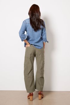 Perfect for day or night, these cotton utility pants feature a relaxed leg, high-rise fit, and cargo pockets. Pair with your favorite button-down and pump to elevate your look. | CITIZENS OF HUMANITY Women's Marcelle Easy Leg Cargo Pants, Size 32, Green Olive Green Cargo Pants, Androgynous Outfits, Androgynous Style, Fashion Diva, Green Cargo Pants, Androgynous Fashion, Utility Pants, Fashion 101, Diva Fashion