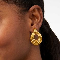 Concentric hand-hammered golden layers make up each earring's drop, swinging from a gently tapering top. Dash And Albert Rugs, Julie Vos, Dash And Albert, Chic Look, Jack Black, Dress Jewelry, Unique Outfits, Tie And Pocket Square, Elegant Earrings