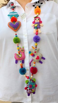 Collar, tela, creaciones, colores, fieltro, felt, rainbow Wool Crafts Diy, Felt Jewelry, Fabric Accessories, Textile Jewelry, Handmade Jewelry Diy, Felt Fabric, Photo Craft, Fabric Jewelry, Felt Ornaments