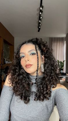 Inspiração de penteado para eventos alternativos, shows, festivais e etc. fica incrivel para as cacheadas Look Festival, Look Rock, Rock In Rio, Festival Looks, Curly Girl, Curled Hairstyles, Pop Star, Hair Looks, Makeup Inspiration