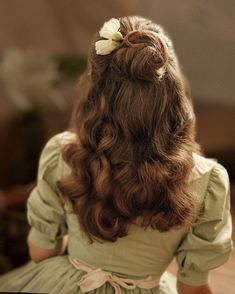 Royal Core, Flowers In Her Hair, Royalty Aesthetic, Royal Aesthetic, Clipuri Video, Hair Reference, Dream Hair