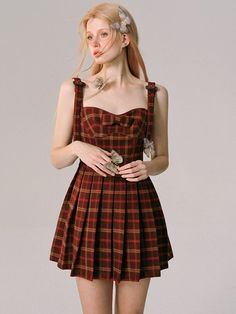 Sleeveless Plaid Dress For Party, Casual Fitted Suspender Dress For Fall, Fitted Sleeveless Plaid Party Dress, Sleeveless Plaid Dress For Fall, Fitted Sleeveless Plaid Casual Dress, Casual Fitted Sleeveless Plaid Dress, Young Woman Outfits, Korean Cute Outfits, 80s Inspired Outfits