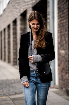 Black Velvet Blazer Outfit Women, Velvet Blazer Outfit Women, Black Velvet Blazer Outfit, Velvet Tops Outfit, Blazer Outfit Women, Velvet Blazer Outfit, Black Velvet Suit, Blazer Outfit Ideas, Outfit Mit Blazer