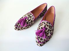 DESCRIPTION Elevate your footwear collection with our meticulously crafted Leopard Calf Hair Slip On Flat Shoes.  Make a statement with the bold contrast of fuchsia suede edging and playful tassels made of spotted ponyskin.  This eye-catching detail adds a touch of fun and individuality to your ensemble. Each pair is carefully handmade, ensuring a unique touch and attention to detail that sets them apart. We understand that every foot is unique. That's why these flats are available in custom siz Flat Shoes For Women, Womens Loafers, Animal Print Shoes, Print Shoes, Leather Skin, Footwear Collection, Shoe Print, Calf Hair, Rubber Heels