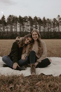 #fall #fallpics #fall2024 #sisters #siblings Fall Photoshoot Sisters, Friend Fall Pictures, Sister Fall Photoshoot, Fall Sibling Photoshoot, Sibling Fall Photoshoot, Fall Photoshoot Friends, Fall Pics Aesthetic, 2 Sisters Photography, Sibling Picture Ideas