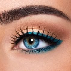 With a little practice and a whole lotta eyeliner, these daring electric hues are surprisingly easy to pull off. Makeup Cantik, Eyeliner Tips, Makeup Tip, Blue Eyeliner, Paper Towns, Smink Inspiration, Hooded Eye Makeup, Makijaż Smokey Eye, Makeup Hacks