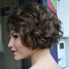 Short Curly Bob With Bangs Blonde Balayage Bob, Bob Haircut Curly, Curly Hair Photos, Wavy Bob Hairstyles, Short Curly Bob, Naturally Curly Bob, Haircuts For Curly Hair, Short Wavy Hair, Short Wavy